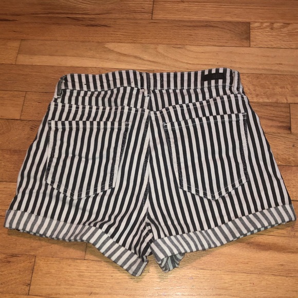 Black/white striped shorts - Picture 2 of 3